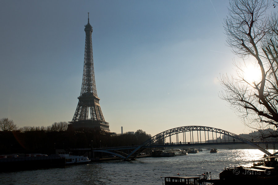 Eiffeltårnet og Seinen i modlys